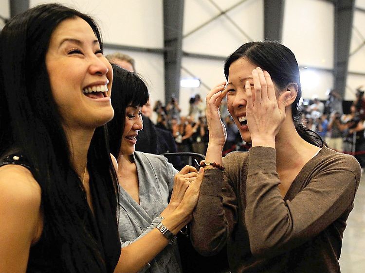 Die US-Journalistin Lisa Ling (l) konnte nach ihrer Rückkehr wieder mit ihrer Schwester Laura (r) sprechen. Sie war mit ihrer Kollegin Euna Lee (m) in Nordkorea gefangen gehalten worden.