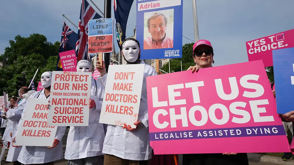 Befuerworter-und-Gegner-einer-Regelung-die-Sterbehilfe-ermoeglicht-vor-dem-Parlament-in-London