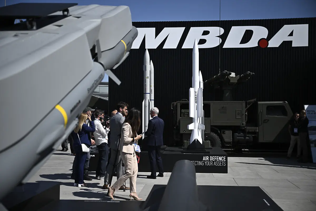 AFP-20250618-62U37J6-v1-HighRes-FranceDefenceTransportAviationAirshow