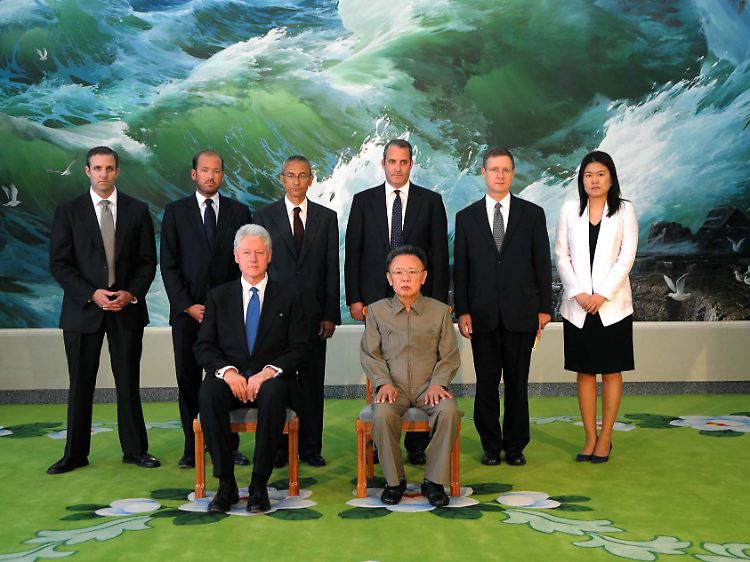 Gruppenbild mit Kim Jong Il: Der ehemalige US-Präsident Bill Clinton bei seinem Besuch in Nordkorea.