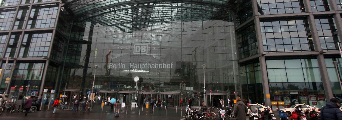 Am Hauptbahnhof in Berlin.