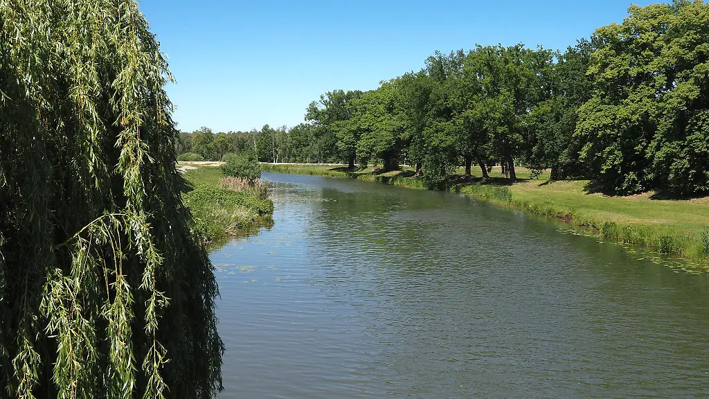 Die-Schwarze-Elster-entspringt-am-Hochstein-im-Lausitzer-Bergland-und-muendet-nach-einer-Lauflaenge-von-179-km-bei-Elster-in-die-Elbe-Archivbild