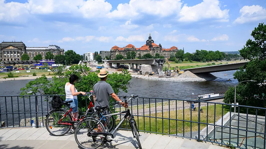 Bis-Ende-des-Jahres-sollen-die-Reste-der-teilweise-eingestuerzten-Dresdner-Carolabruecke-beseitigt-sein