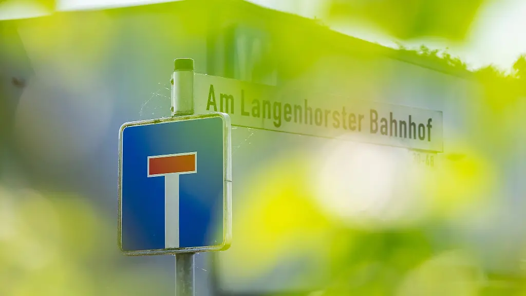 Auf-einem-Strassenschild-steht-der-Name-des-Gewerbegebietes-Am-Langenhorster-Bahnhof-in-dem-der-Bau-des-Krematoriums-geplant-ist