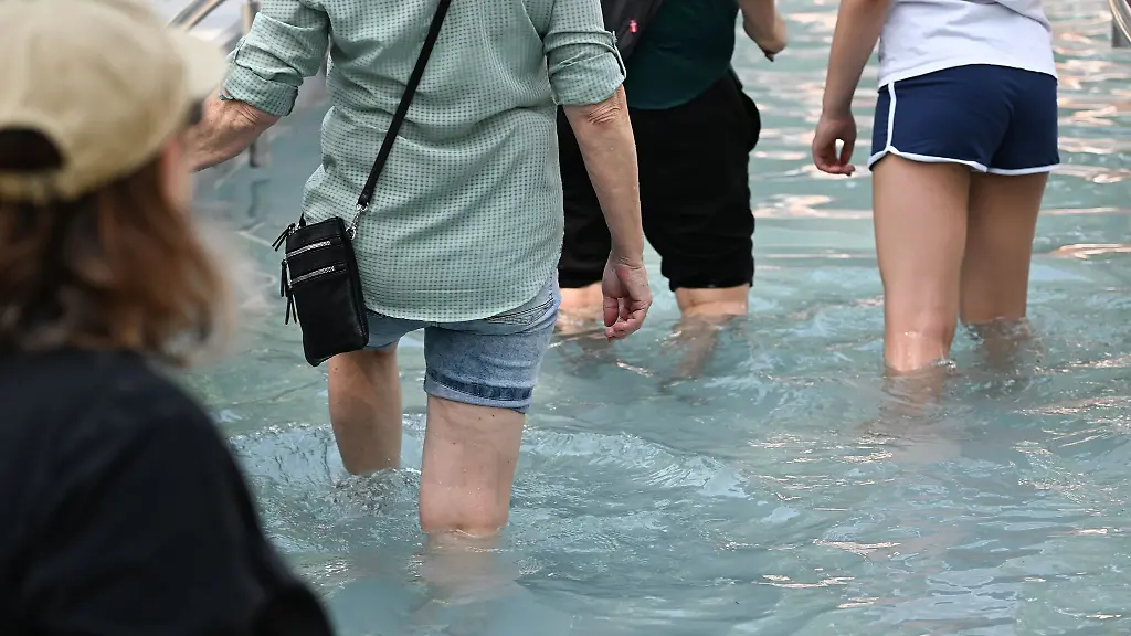 Ein-erfrischender-Gang-durch-ein-Kneipp-Becken-ist-eine-von-mehreren-Moeglichkeiten-den-erwarteten-hochsommerlichen-Temperaturen-auf-dem-Hessentag-in-Bad-Vilbel-zu-begegnen