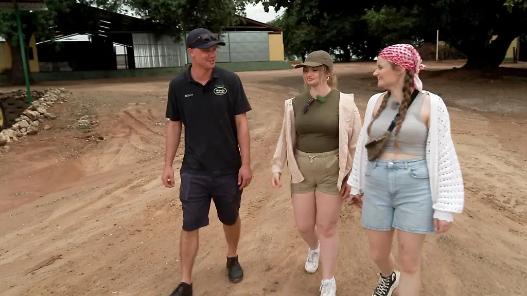Farmer-Bjoern-zeigt-den-Single-Ladys-Lea-und-Sarah-seine-Hofanlage-Quelle-RTL