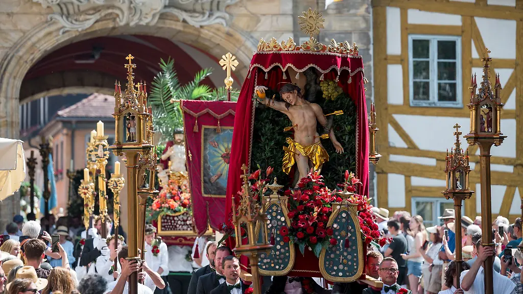 An-Fronleichnam-zeigt-die-katholische-Kirche-vielerorts-Prunk-und-Pracht