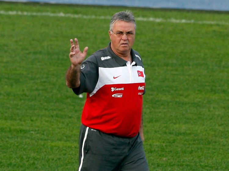 Verpasst Guus Hiddink mit der Türkei die EM-Qualifikation, könnte er beim HSV anheuern.