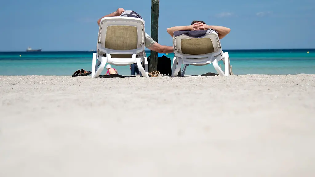 Laptop-zu-Hause-lassen-Smartphone-ausschalten-Wer-sich-im-Urlaub-wirklich-erholen-will-muss-Grenzen-setzen