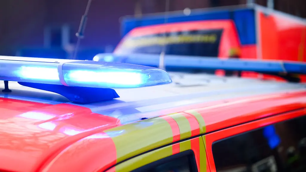 Rettungskraefte-bringen-einen-Mann-und-ein-Kind-ins-Krankenhaus