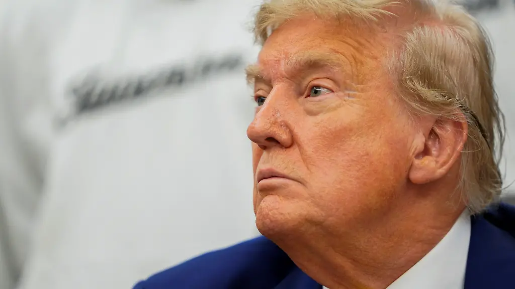 2025-06-18T194158Z-721179036-RC275FAUW23R-RTRMADP-3-USA-TRUMP