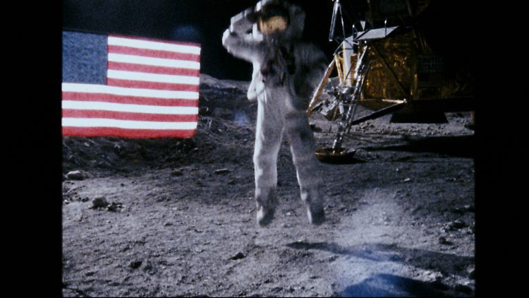 Szenenbild aus dem Kinofilm "Apollo 18": Offiziell endete das Programm mit "Apollo 17". Ein US-Unternehmen will bald billige Mondflüge anbieten.