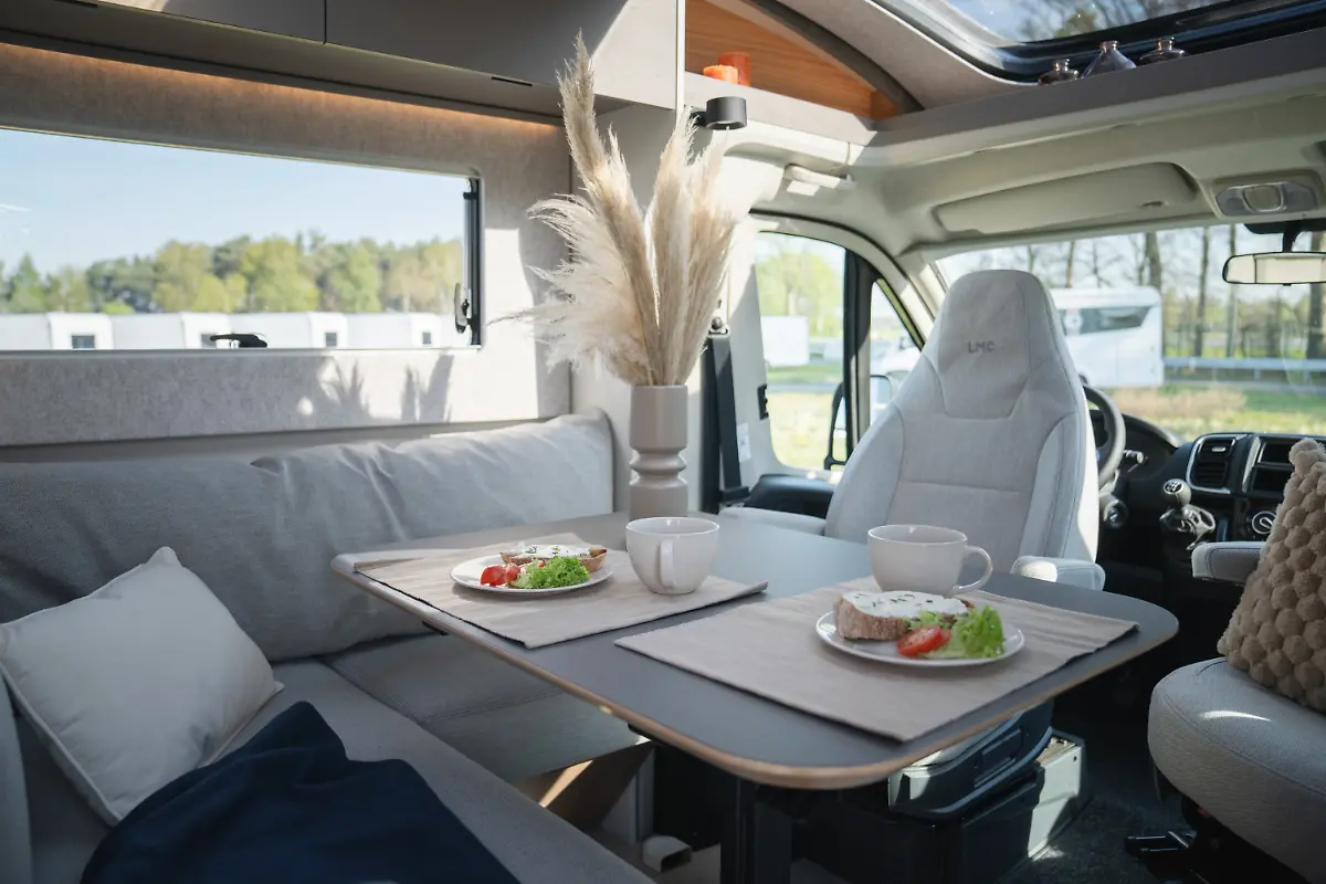 LMC-Cruiser-T740EL-Sitzgruppe-fur-5-nur-2Gurtplatze-Serie