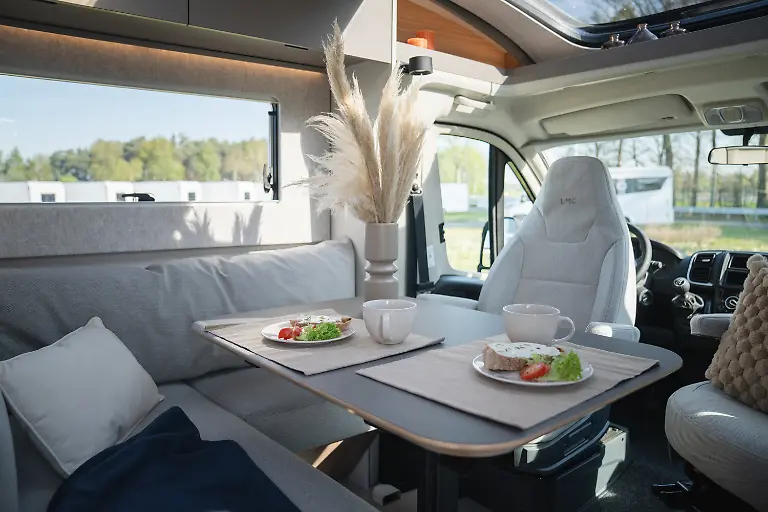 LMC-Cruiser-T740EL-Sitzgruppe-fur-5-nur-2Gurtplatze-Serie