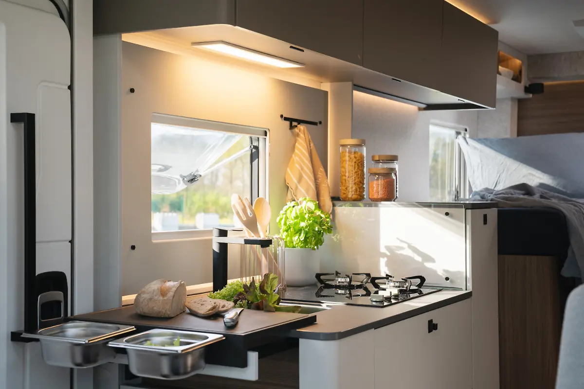 LMC-Cruiser-T740EL-Kuche-mit-Frankfurter-Brett