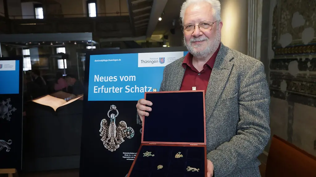 Sven-Ostritz-Praesident-des-Thueringer-Landesamtes-fuer-Denkmalpflege-und-Archaeologie-zeigt-die-vier-Objekte