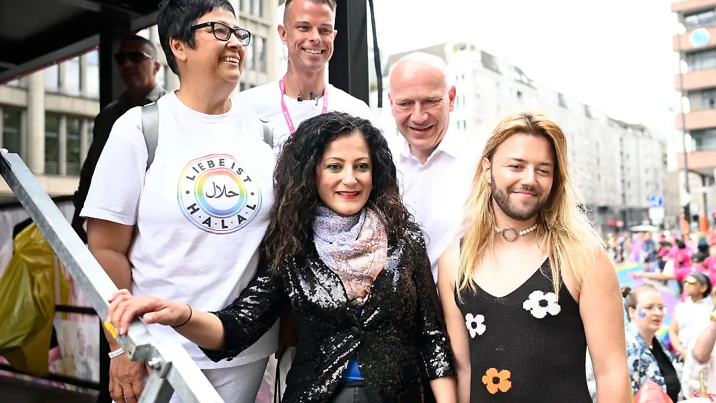 Sozialsenatorin-Cansel-Kiziltepe-SPD-unterstuetzt-die-Pride-Parade-in-Berlin-Marzahn-gegen-eine-angekuendigte-Neonazi-Demonstration