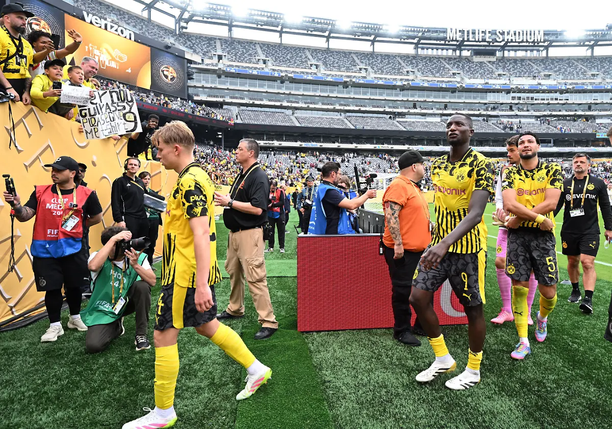 2025-06-17T182521Z-617020191-UP1EL6H1F67U4-RTRMADP-3-SOCCER-CLUB-FLU-BVB