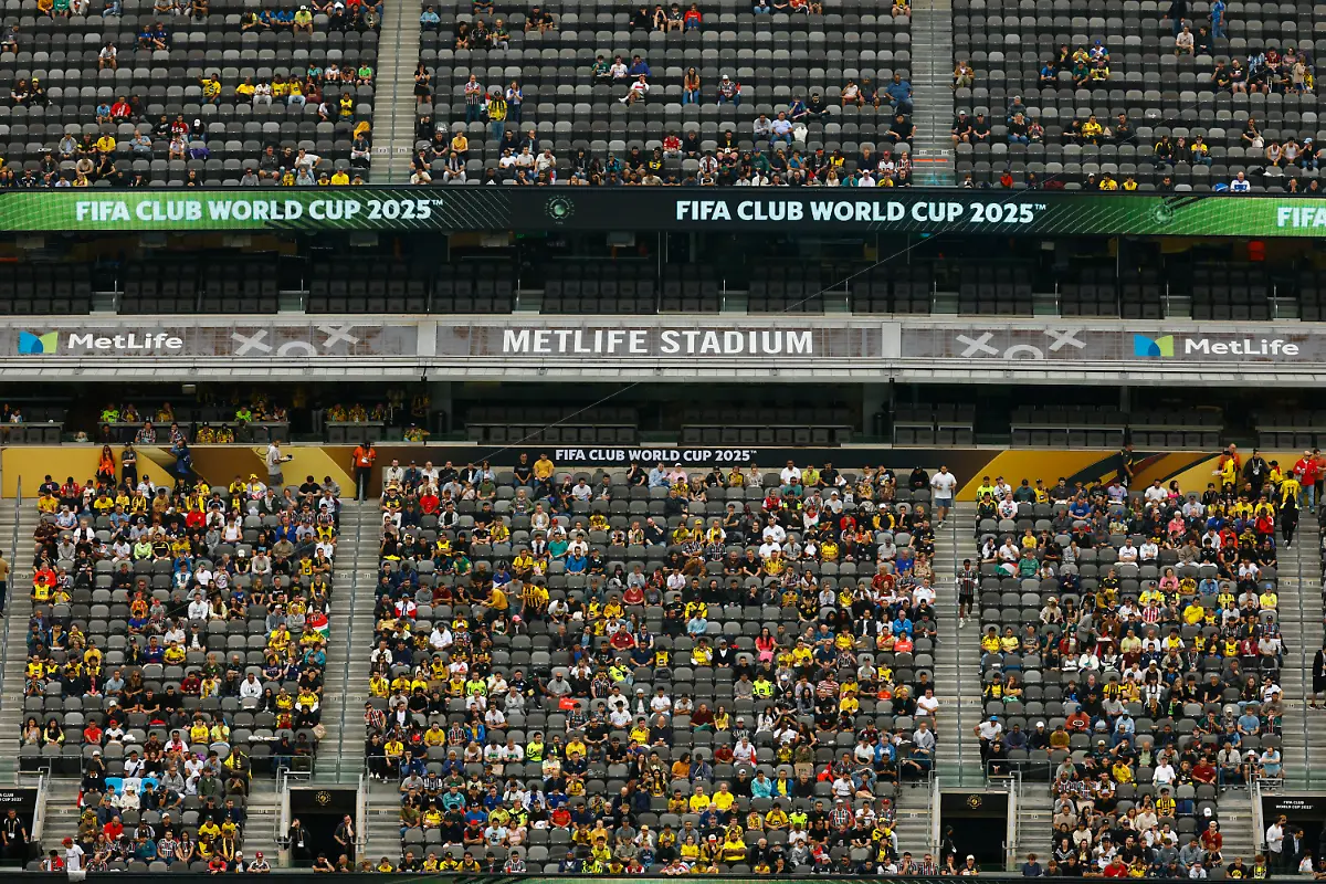 2025-06-17T171901Z-1264502572-UP1EL6H1C3MSM-RTRMADP-3-SOCCER-CLUB-FLU-BVB