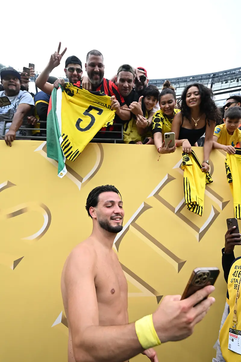 2025-06-17T181532Z-700646887-MT1USATODAY26475290-RTRMADP-3-SOCCER-FIFA-CLUB-WORLD-CUP-2025-GROUP-STAGE-BORUSSIA-DORTMUND-AT-FLUMINENSE-FC