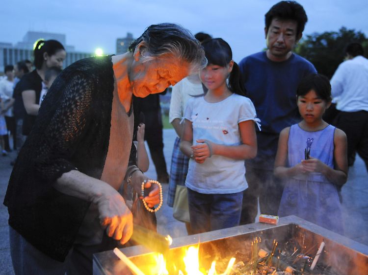 Am 06. August 1945 warfen die Amerikaner über der japanischen Stadt Hiroshima eine Atombombe ab. Mit Räucherstäbchen gedachten zahlreiche Menschen der Opfer des Angriffs.