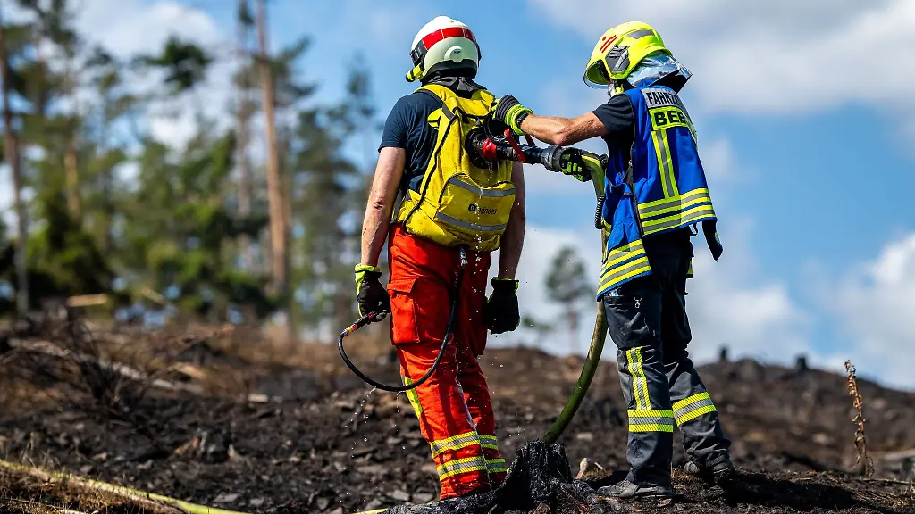 Mit-Loeschrucksaecken-gehen-die-Feuerwehrleute-etwa-gegen-Glutnester-vor