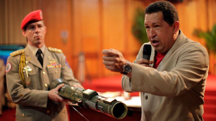 Chávez erläutert vor der internationalen Presse in Caracas, wie die FARC-Rebellen die schwedischen Panzerabwehrwaffen gestohlen haben.
