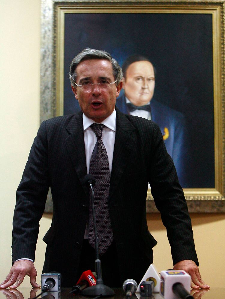 Uribe spricht auf einer Pressekonferenz in Asuncion nach einem Treffen mit Paraguays Präsident Fernando Lugo.