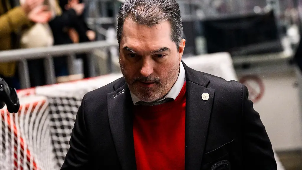 Freut-sich-ueber-einen-Zugang-Sportdirektor-Larry-Mitchell