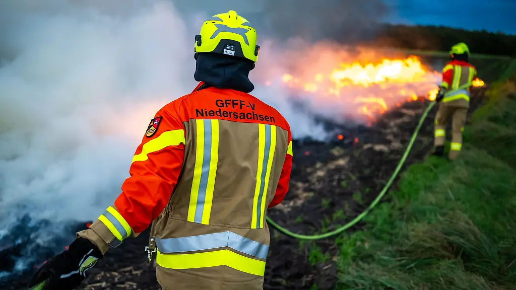 Rund-60-Feuerwehrleute-loeschten-das-Feuer-auf-einem-Feld-in-Celle