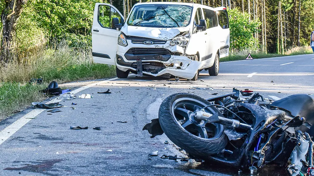 Der-Motorrollerfahrer-wurde-schwer-verletzt-die-Insassen-des-Kleinbusses-blieben-wohl-unverletzt