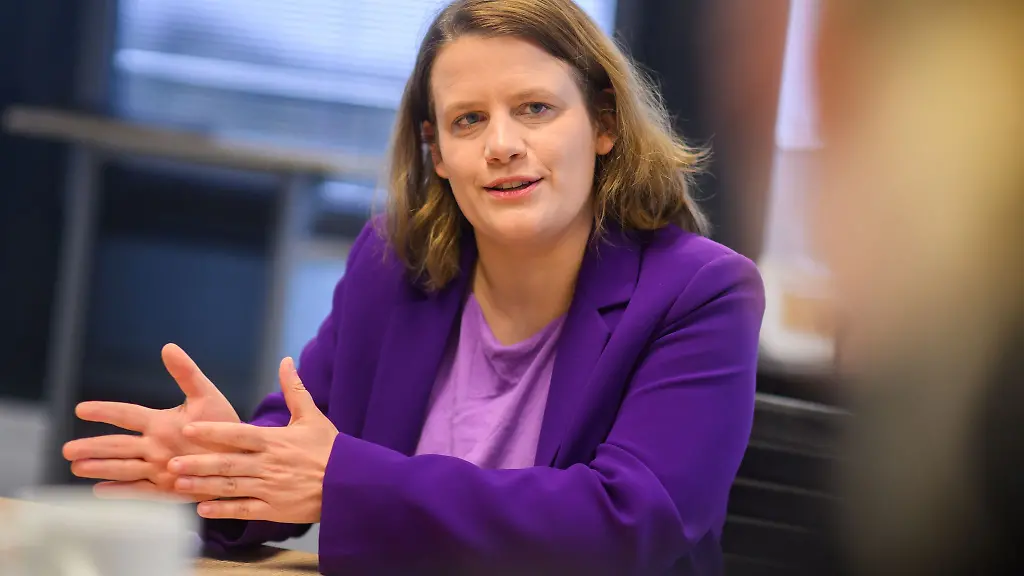 Gruenen-Politikerin-Hamburg-kritisiert-eine-krasse-Diskrepanz-zwischen-Jugendschutz-im-Alltag-und-im-Internet