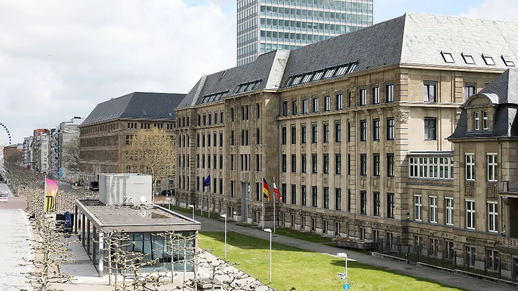 Unter-dem-Motto-Hey-Demokratie-konnten-Besucherinnen-und-Besucher-Fuehrungen-durch-Ministerien-und-Landtag-machen-und-mit-Ministerinnen-und-Ministern-sprechen