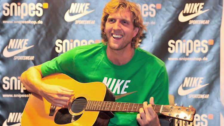 NBA-Champion Dirk Nowitzki kann noch ein wenig seinen Urlaub genießen.