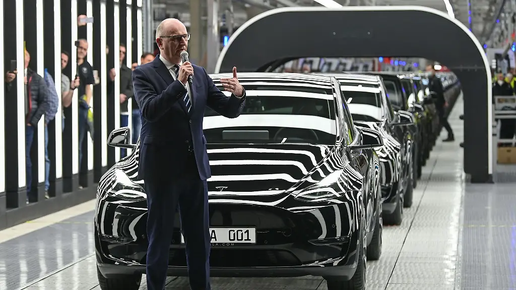 Brandenburgs-Ministerpraesident-zeigt-sich-trotz-des-Rueckgangs-bei-Neuzulassungen-von-Tesla-Autos-nicht-besorgt-fuer-die-Fabrik-in-Gruenheide