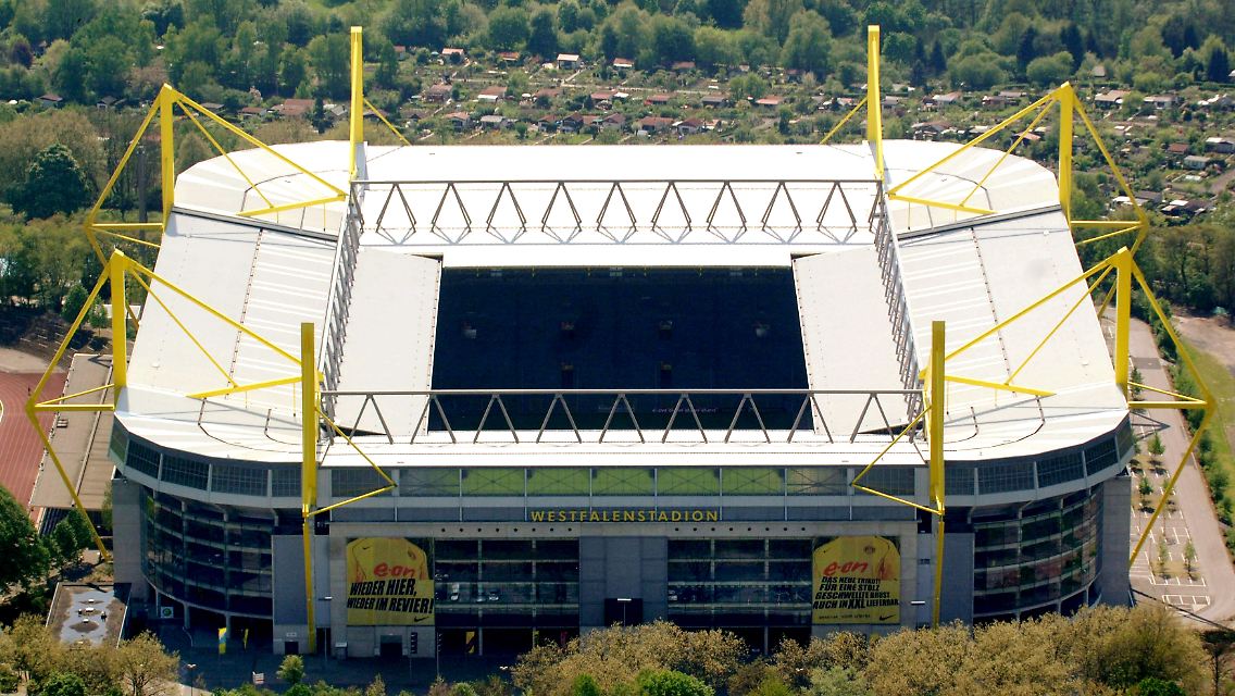 Maximal 51.000 der insgesamt rund 81.000 Plätze im Dortmunder Westfalenstadion werden an Dauerkartenkäufer vergeben.