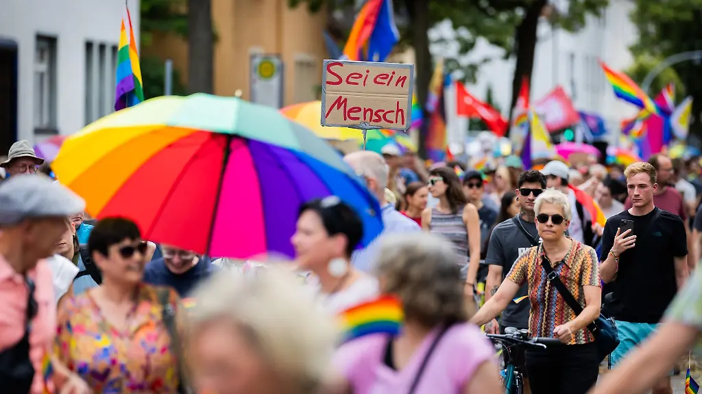 Hunderte-Menschen-machen-beim-Christopher-Street-Day-in-Falkensee-fuer-Vielfalt-mit