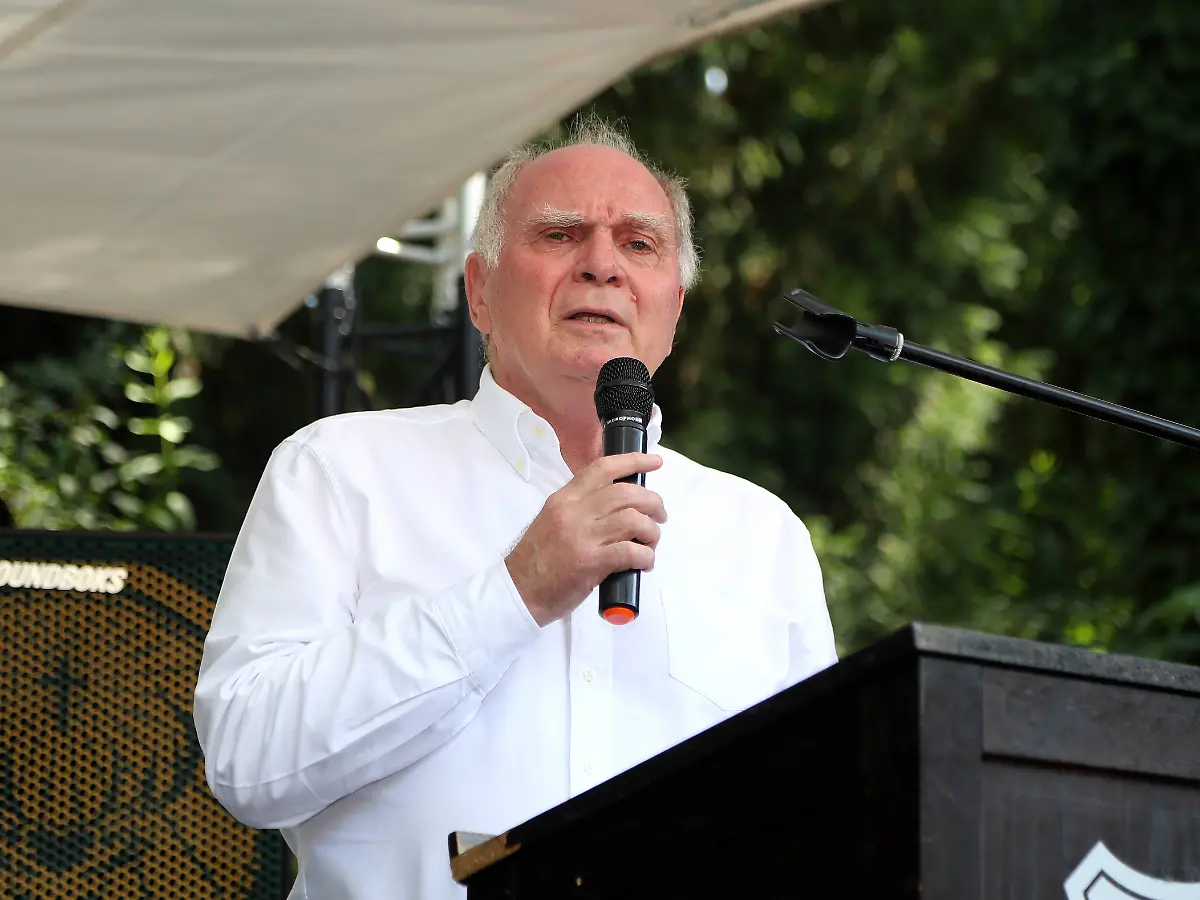 "Eine Katastrophe!": Uli Hoeneß irritiert mit seltsamer Nebelkerzen-Aktion