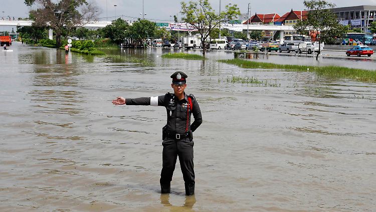 Das Hochwasser in Thailand legen wichtige Industriestandorte lahm.