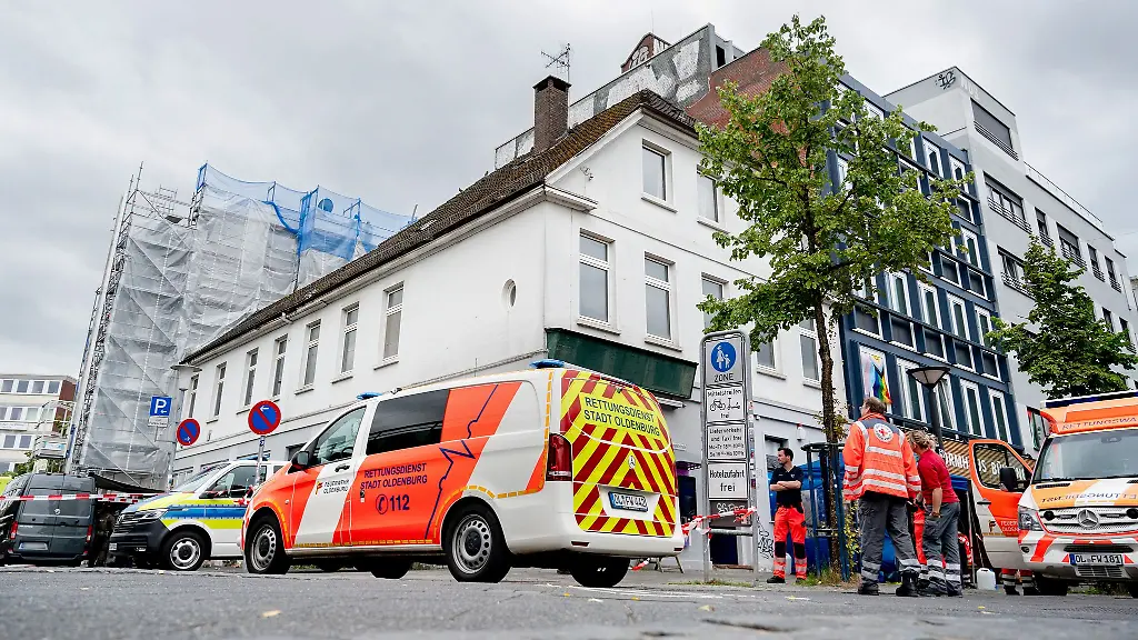 Wegen-eines-Grosseinsatzes-wurde-ueber-Stunden-eine-Strasse-in-Oldenburg-gesperrt