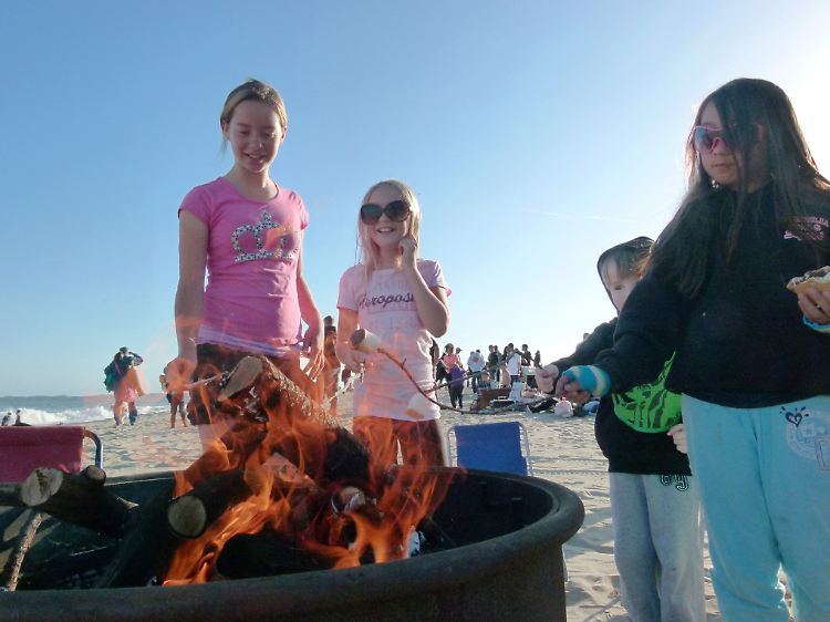 An den Stränden von Santa Cruz grillen Familien am Wochenende Marshmellows.