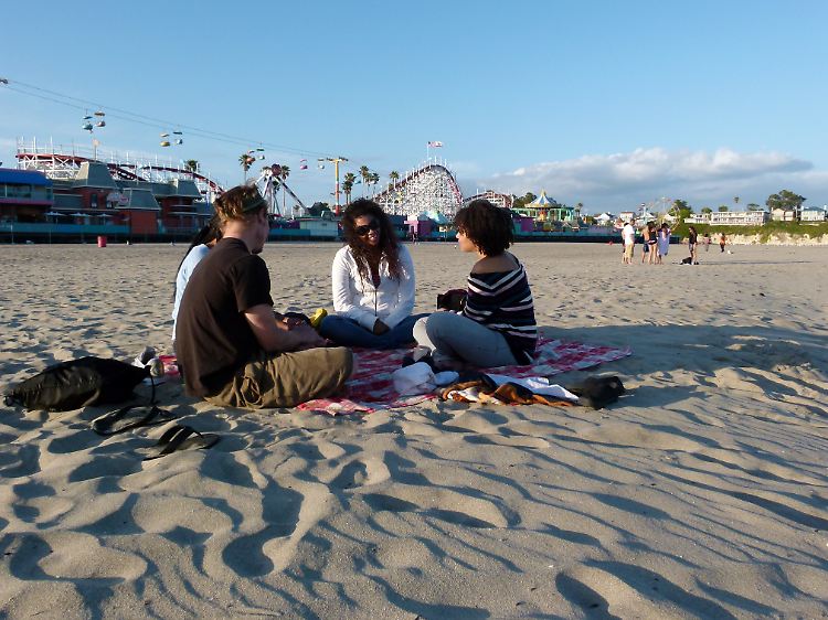 Der Giant Dipper, die hölzerne Achterbahn von Santa Cruz, rollt bereits seit 1924 durch den Vergnügungspark am Strand. Man kann es sich auch einfach im Sand davor gemütlich machen.