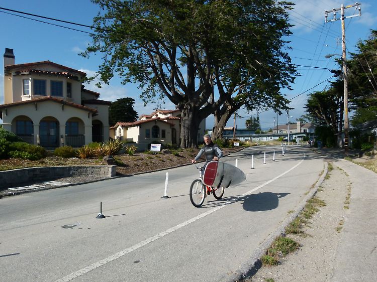 Mit dem Brett auf dem Rad - die Surfkultur zeigt sich in Santa Cruz auch im Straßenverkehr.