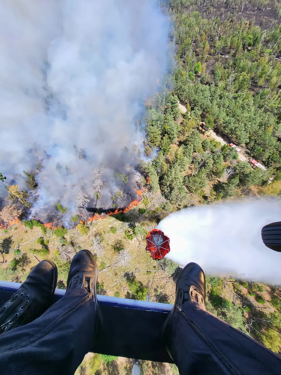 LuftaufnahmeausHubschrauberderBundespolizeiwaehrenddesLoeschvorgangsinderGohrischheide