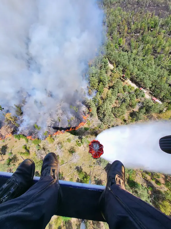 LuftaufnahmeausHubschrauberderBundespolizeiwaehrenddesLoeschvorgangsinderGohrischheide