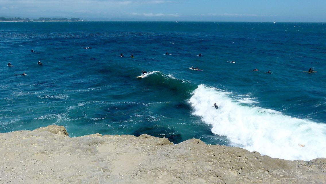 Direkt unter dem Leuchtturm von Santa Cruz liegt einer der besten Surfspots Kaliforniens: Steamers Lane. In den Frühzeiten des Surfens traute sich hier kaum jemand in die Brecher.
