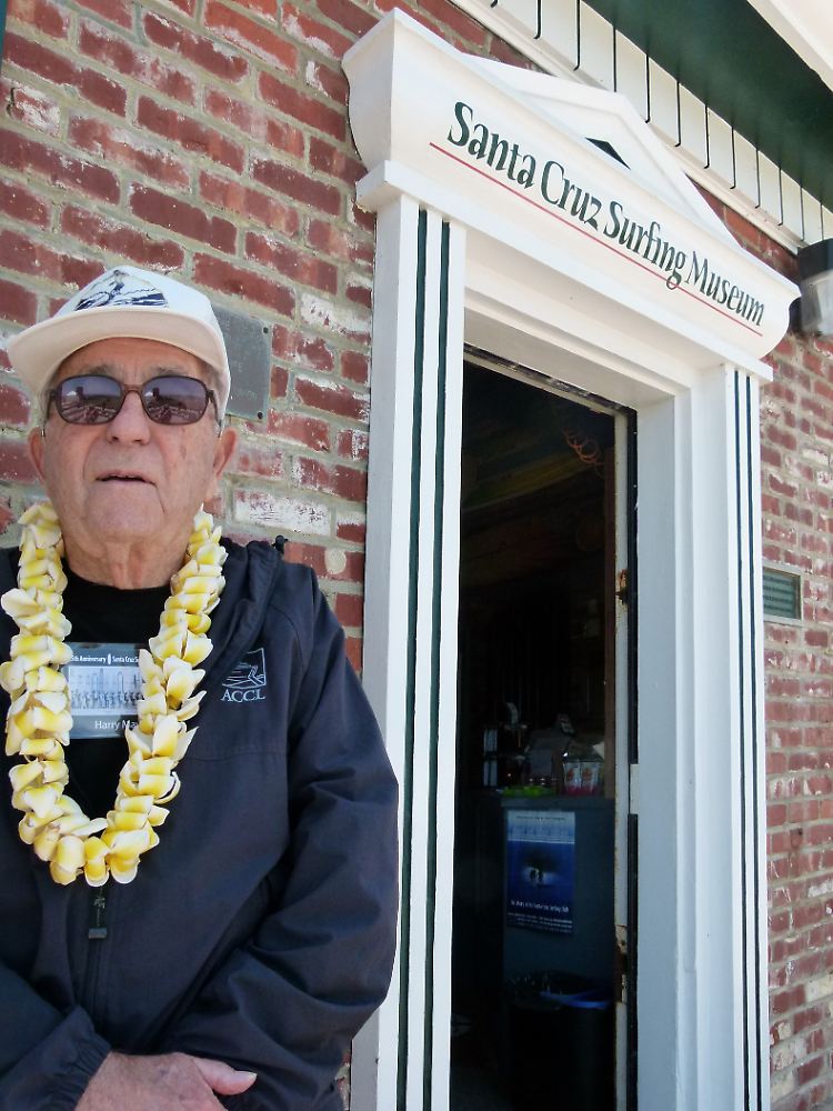 Harry Mayo gründete mit ein paar Freunden 1936 den Santa Cruz Surfing Club. Heute ist er Historiker des Clubs, der auch das Museum in dem alten Leuchtturm finanziert.