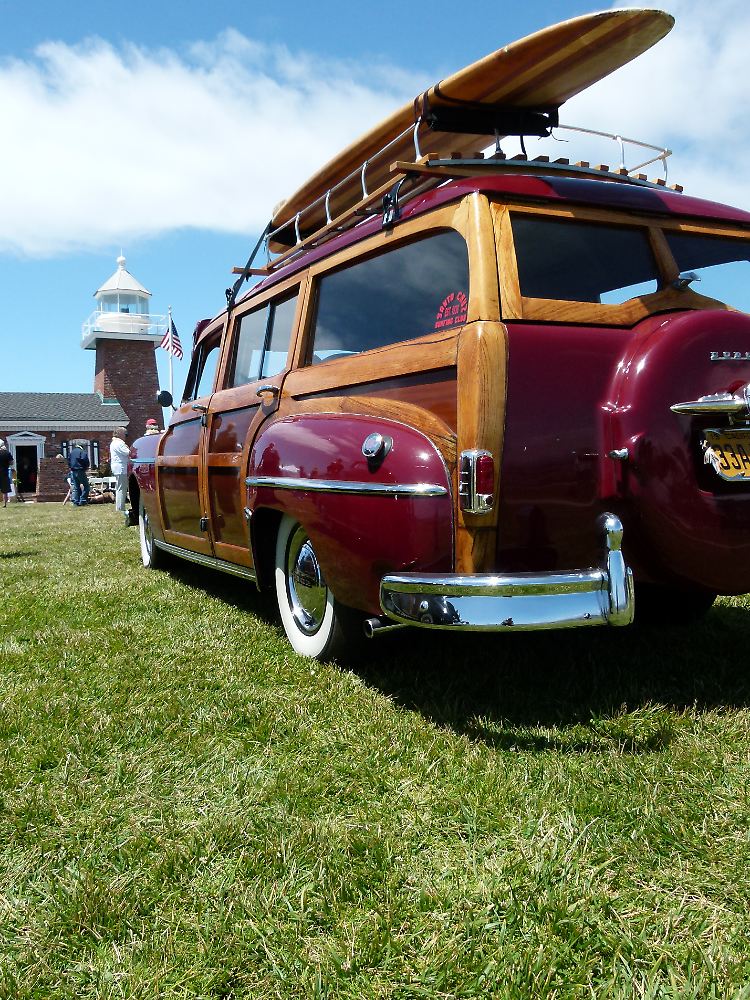 Zum 25. Geburtstag des Surfmuseums kamen von der ganzen Westküste Surfer in ihren Woodies nach Santa Cruz. Auf die Oldtimer mit den hölzernen Türen schnallten die Wellenreiter in den 1950er Jahren ihre Bretter.
