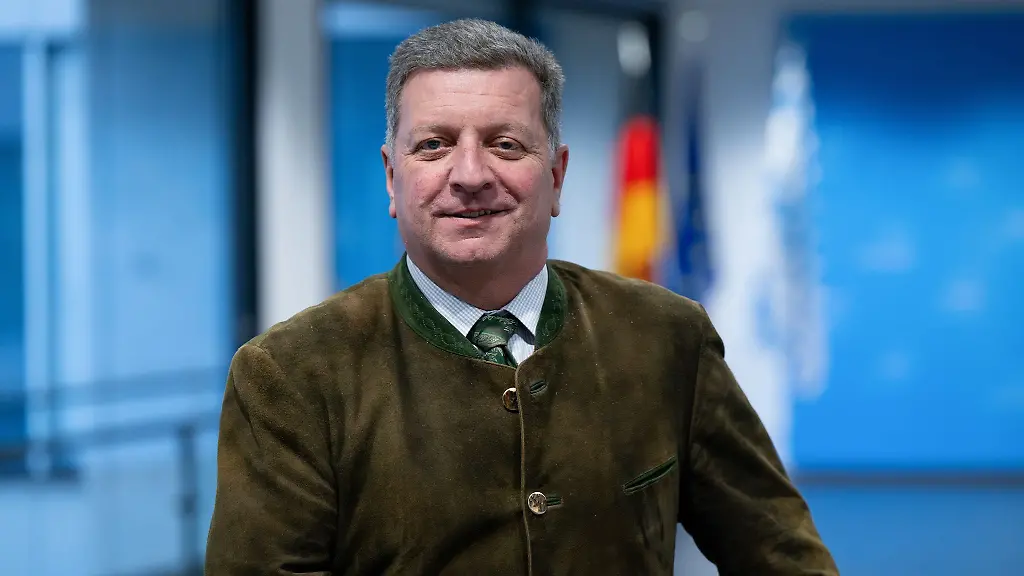 Der-CSU-Bezirksverband-Niederbayern-hat-seinen-Vorsitzenden-Christian-Bernreiter-im-Amt-bestaetigt