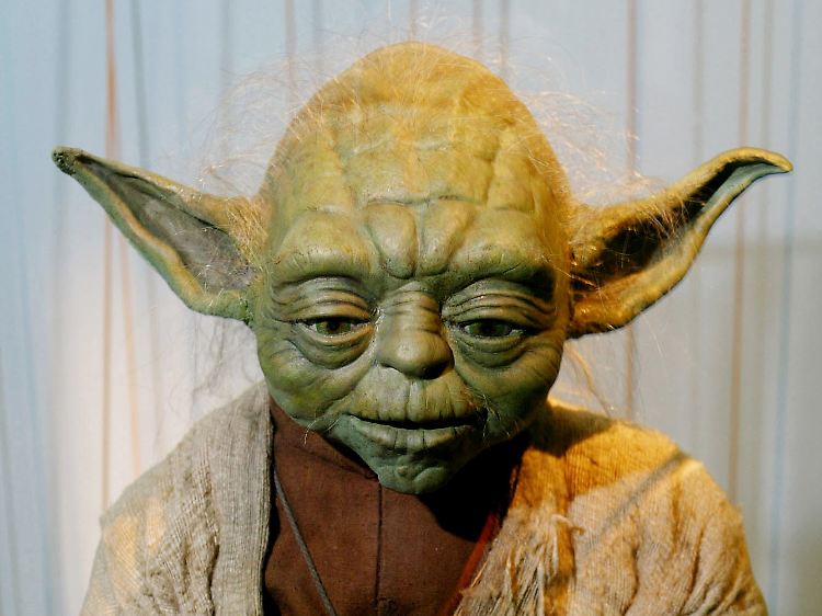 Jedi-Meister Yoda aus dem Film "Star Wars" würde "Steine sie werfen" sagen, und damit einem extrem seltenen Satzbau folgen.